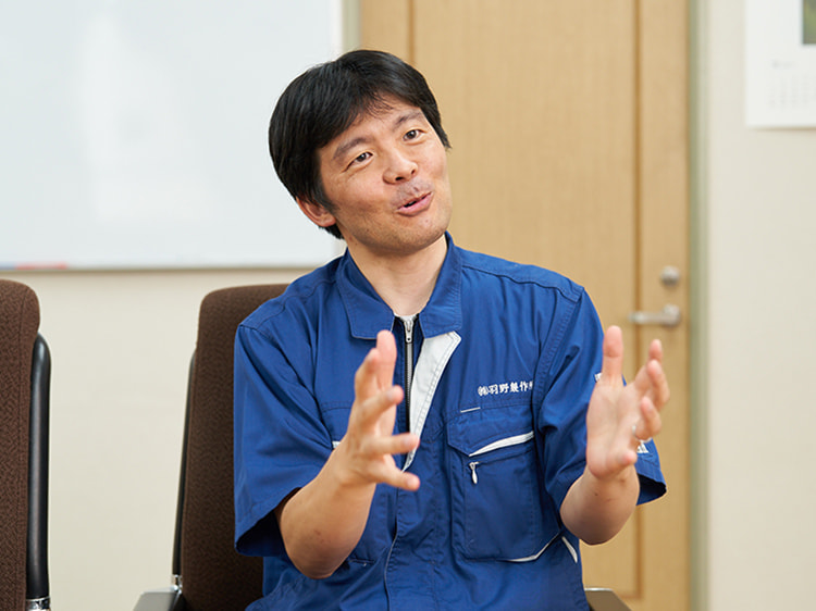 羽野製作所ならではの魅力を話す様子